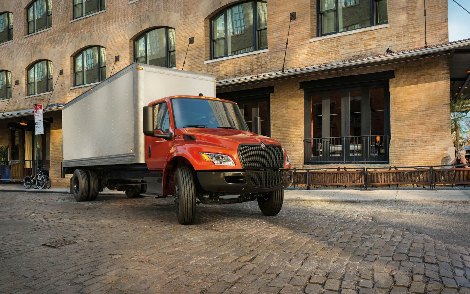 45581_mv_box_truck_sunrise_no_people_cmyk_2021